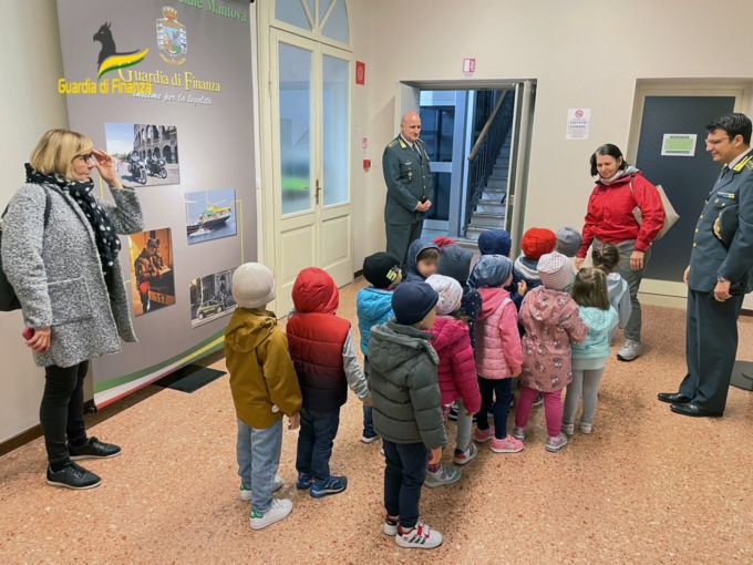 Cultura della legalità a Mantova: l’entusiasmo dei bimbi dell’asilo in visita alla caserma della Guardia di Finanza