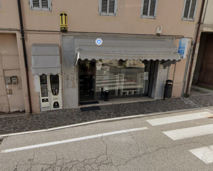Assaltano il distributore automatico e poi lo fanno esplodere, fiamme nel Mantovano
