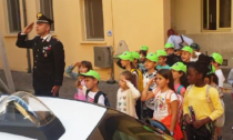 La felicità dei bimbi delle elementari in visita alla caserma provinciale dei Carabinieri di Mantova