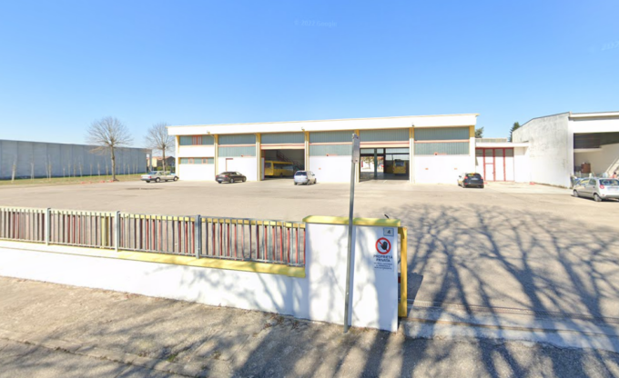 Autobus sfonda un muro nel deposito Apam a Viadana: ecco il perché