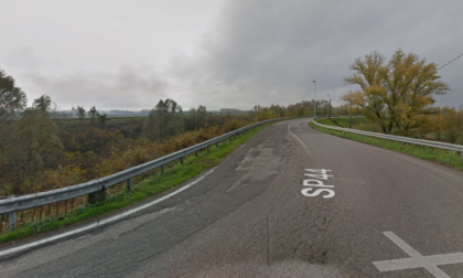 Auto finisce fuori strada a Bondanello di Moglia: morto un 43enne, feriti la compagna e il figlio