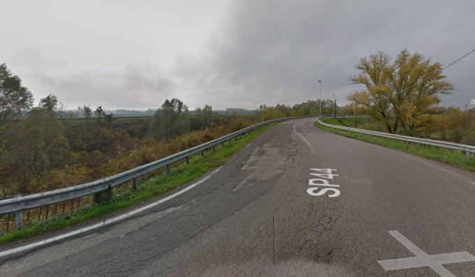 Auto finisce fuori strada a Bondanello di Moglia: morto un 43enne, feriti la compagna e il figlio