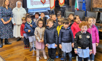 "Vogliamo la pace": i piccoli della Casa dei bambini in visita al Comune di Mantova