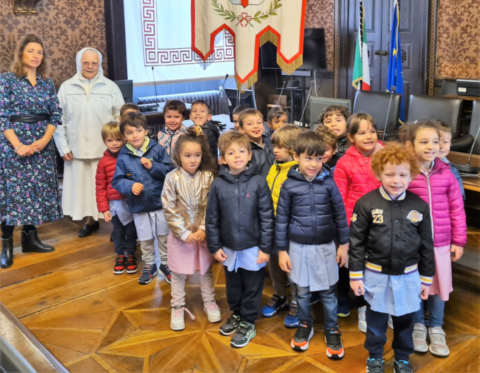 “Vogliamo la pace”: i piccoli della Casa dei bambini in visita al Comune di Mantova