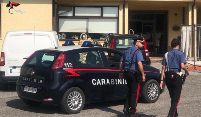 Si ubriaca al battesimo e prende a sediate la compagna, infine morde un carabiniere