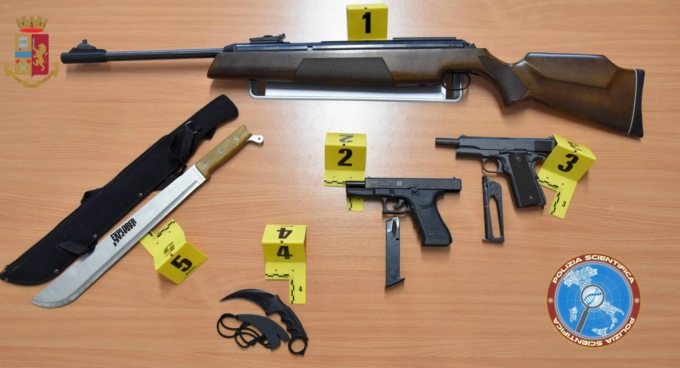 Tenta di strangolare la ex per strada (e in casa aveva pure un arsenale)