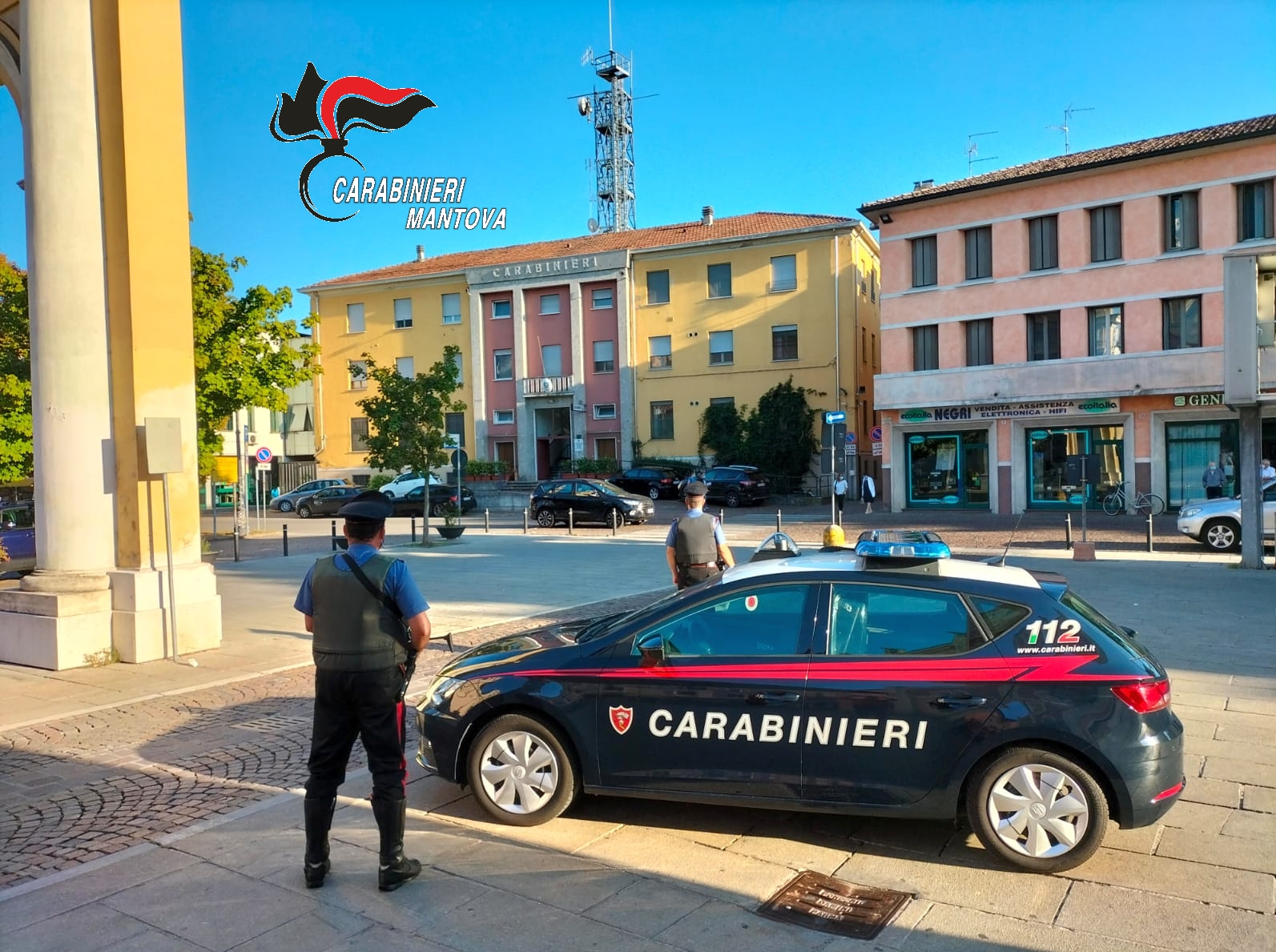 I carabinieri durante un controllo in centro a Viadana