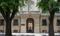 Parapiglia fuori dal Tribunale di Mantova: 71enne si inchioda per protesta una mano a un albero