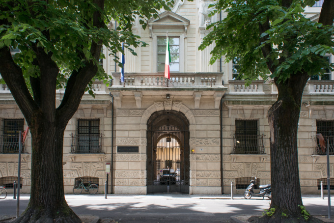 Parapiglia fuori dal Tribunale di Mantova: 71enne si inchioda per protesta una mano a un albero