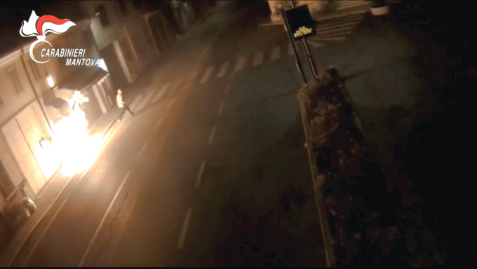 Assalto incendiario al distributore di sigarette: due denunciati dai carabinieri. IL VIDEO