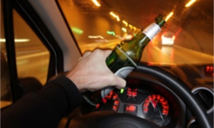 Va a zigzag in auto e poi fatica a stare in piedi: aveva un tasso alcolemico di 2,11 g/l