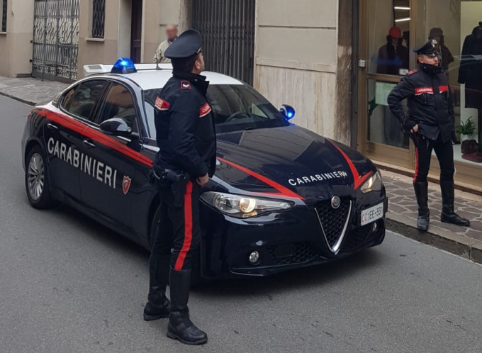 Entra in pellicceria col coltello, ma la titolare resiste e lo fa scappare