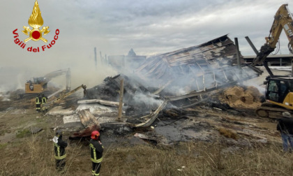 Incendio in azienda agricola a Castel Goffredo, completamente distrutto il fienile