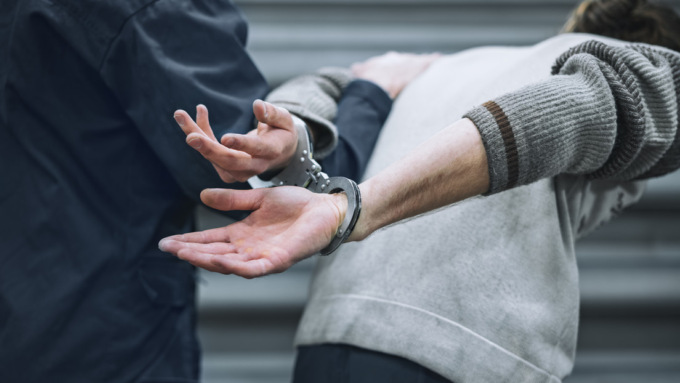 Minaccia un ragazzino e gli ruba tutti i soldi, latitante 31enne arrestato