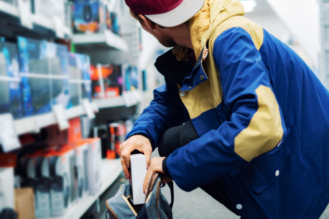 Commesse eroiche si aggrappano alla refurtiva del ladro e lo fanno scappare a mani vuote