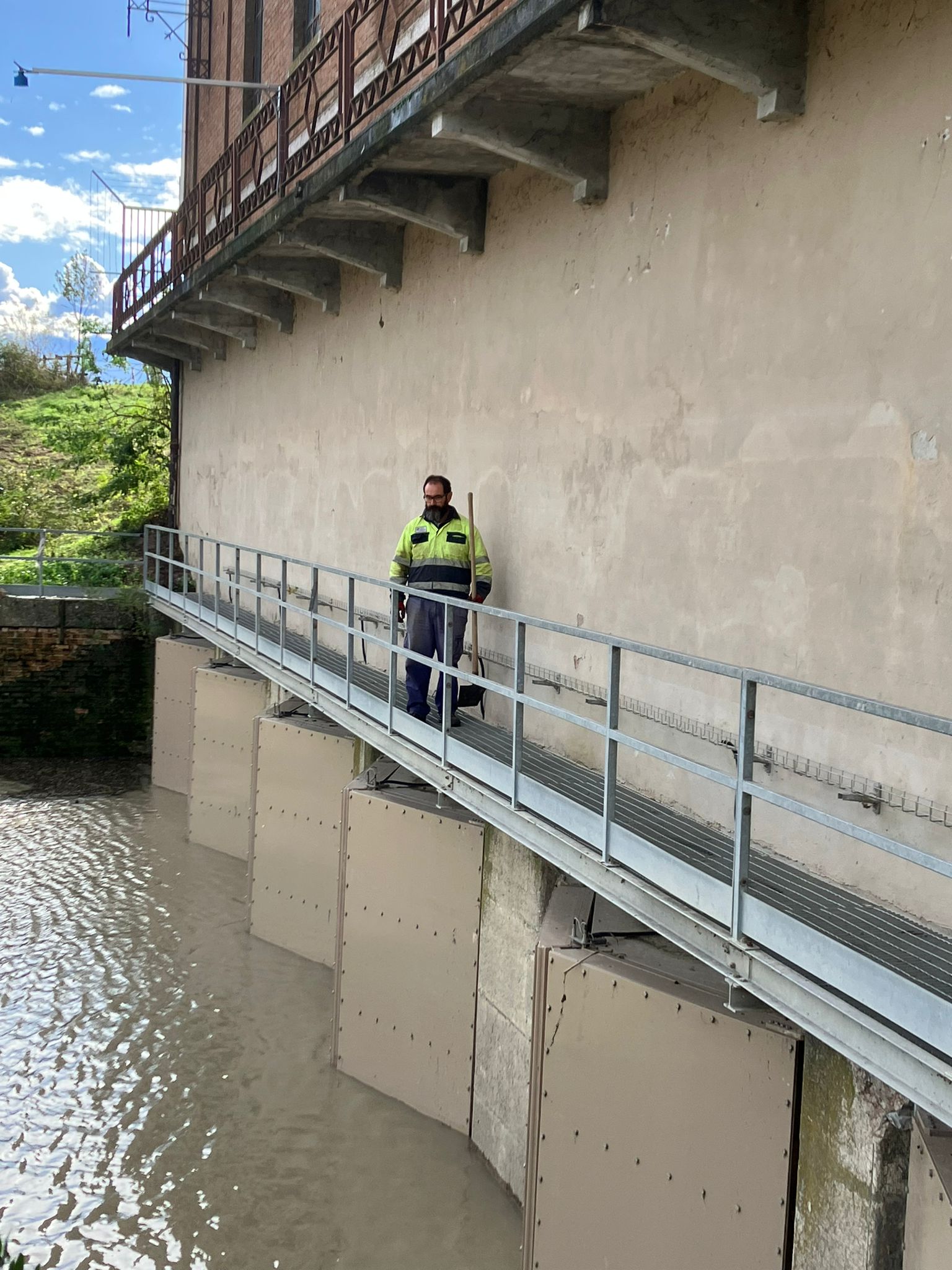 Un operatore del consorzio di bonifica Emilia Centrale al lavoro all'idrovora di San Siro di San Benedetto Po