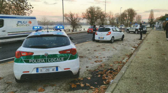 Fugge da un posto di blocco e viene inseguita da quattro volanti… per una revisione scaduta