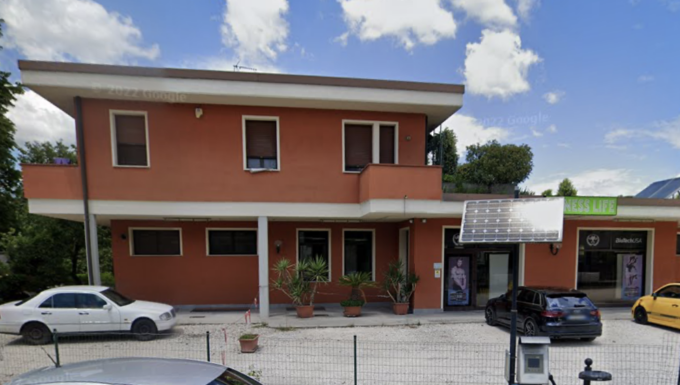 Scoppia l’incendio nell’appartamento di un anziano, i vicini gli salvano la vita