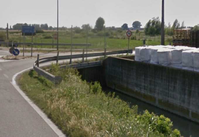 Esce di strada e si schianta sotto un ponte, 29enne trasportato al Poma