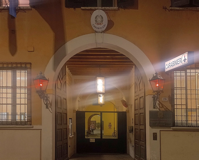 Contro la violenza di genere la facciata della caserma Cc si tinge di arancione