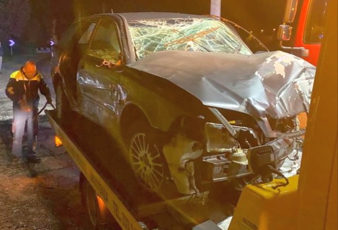 Schianto in auto di notte: un ferito grave e fuga di gas da una tubatura