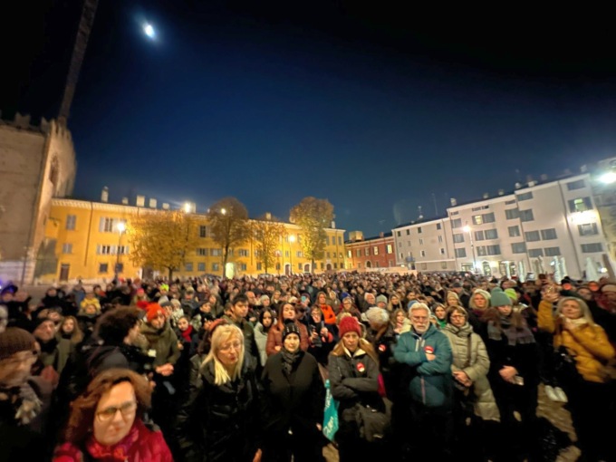 Oltre mille persone in piazza a Mantova per dire no alla violenza contro le donne