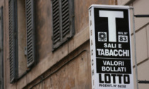 Truffa un tabaccaio facendosi caricare centinaia di euro sulla carta senza dargli neanche un soldo
