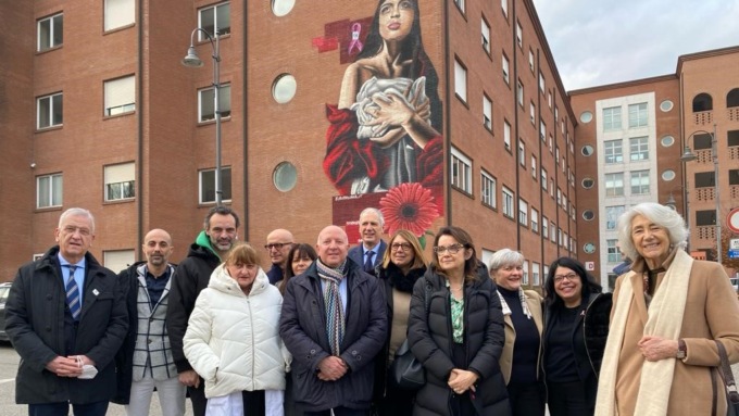 Col murales di Sant’Agata anche Mantova è in prima linea nella campagna di adesione allo screening mammografico
