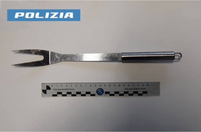 Il compagno le spacca il naso e la minaccia con un forchettone: soprusi e violenze andavano avanti dal 2021