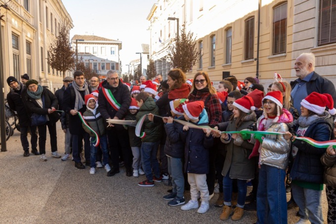 Via Tasso a Mantova si rifà il look: rimessa a nuovo l’area pedonale al centro di tre sedi scolastiche