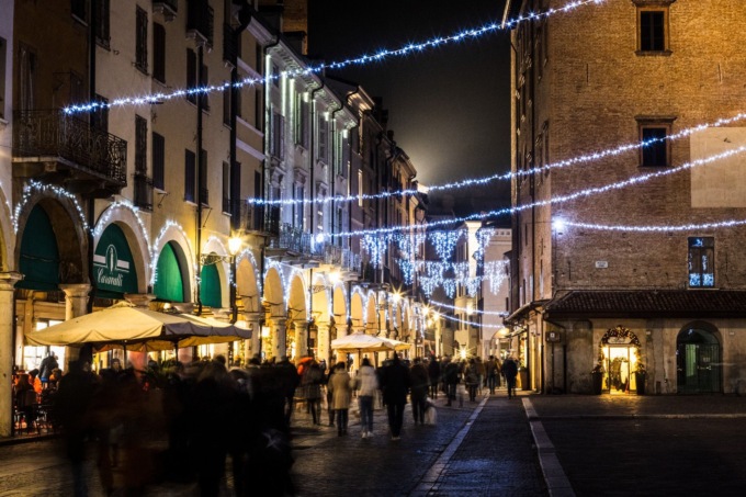 Mantova festeggia l’Immacolata accendendo le luminarie di Natale