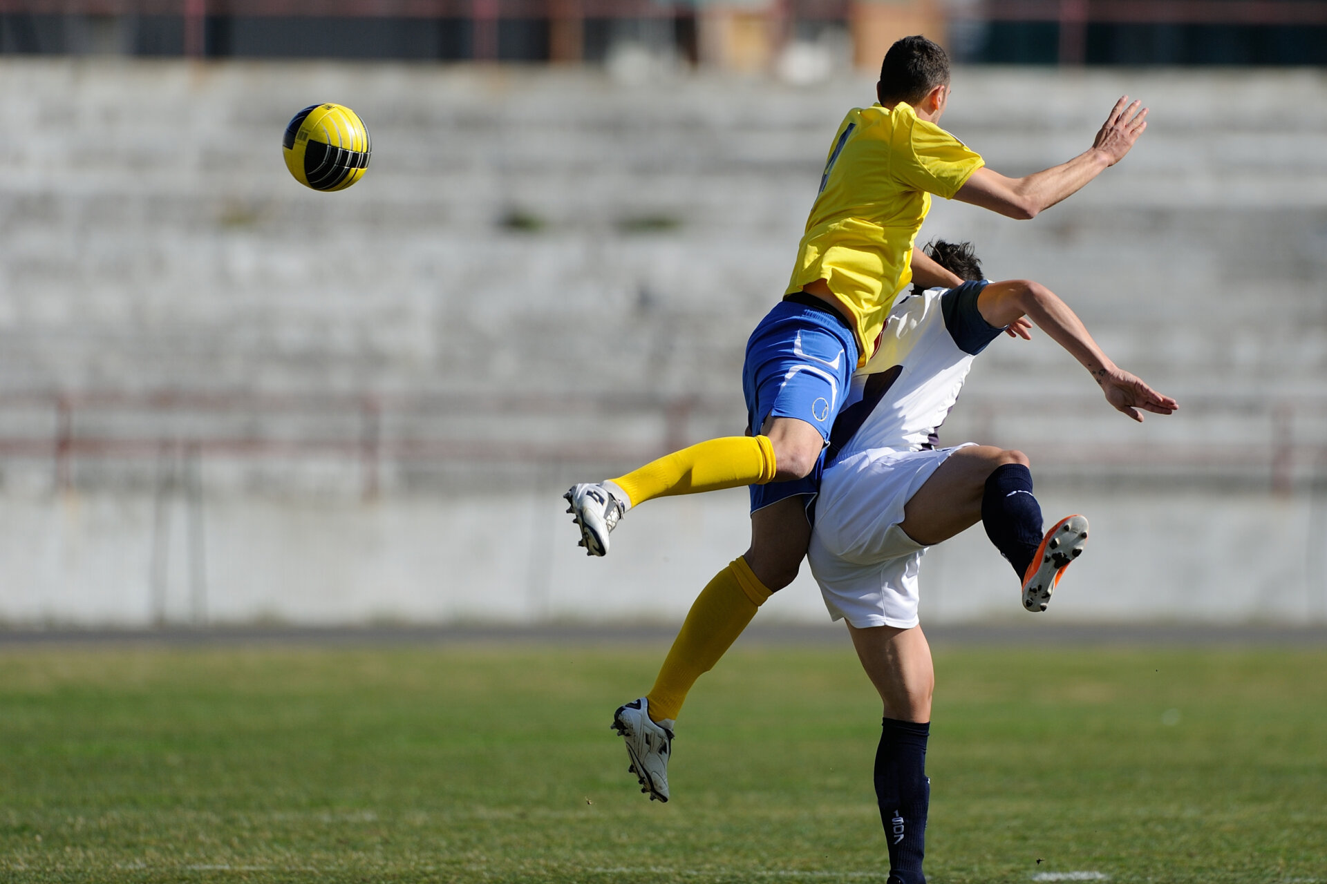 Sviene dopo uno scontro di testa durante la partita di calcio Voltesi