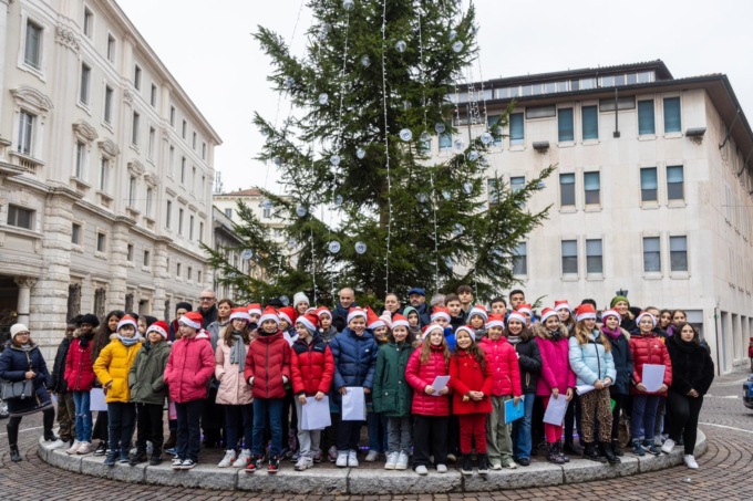 Anche Mantova ha il suo albero di Natale: inaugurato in piazza Martiri di Belfiore