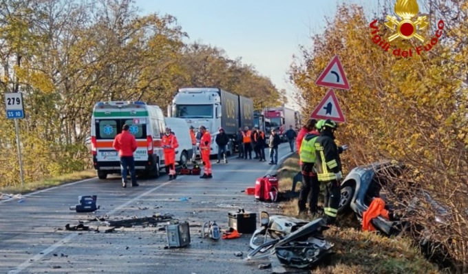 Schianto tra auto e mezzo pesante, ragazza in ospedale in elisoccorso