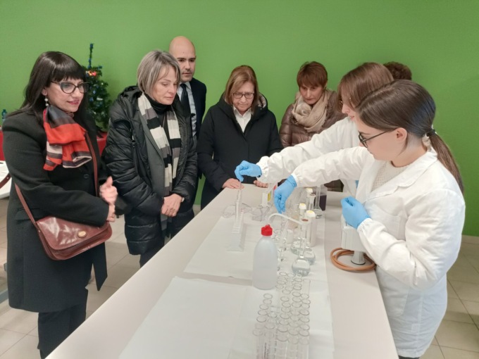Al Falcone laboratori nuovi e innovativi: nella scuola di Asola arriva il sottosegretario di Stato
