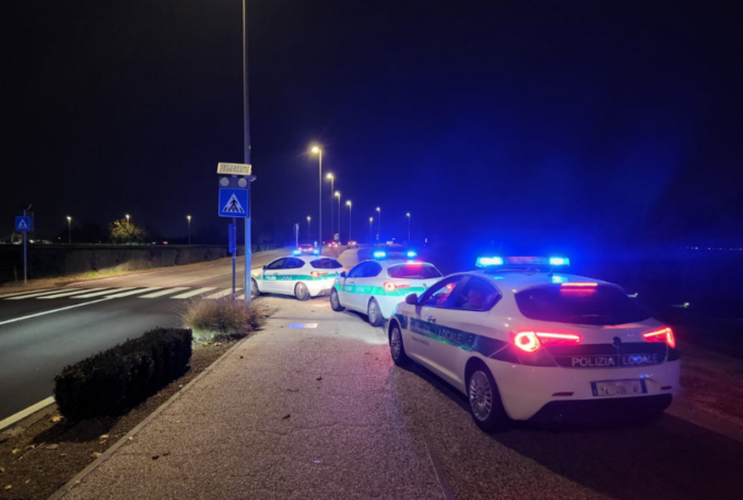 Cercano di nascondere uno scooter appena rubato, ma un pescatore li vede e allerta la Polizia