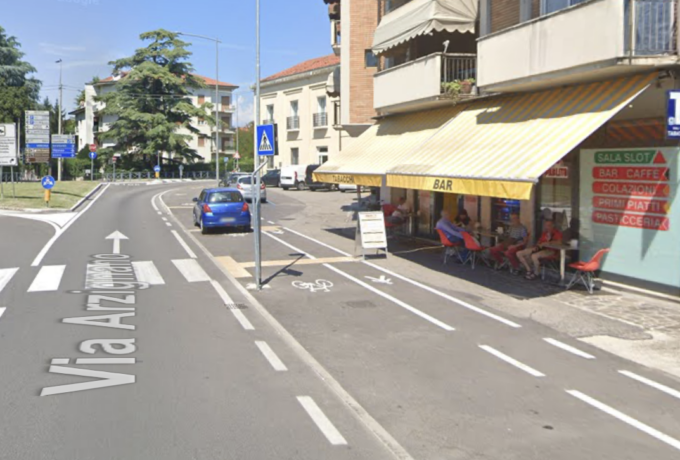 Scoppia la rissa dopo Vicenza-Mantova tra calci, pugni e sedie contro le vetrine di un bar