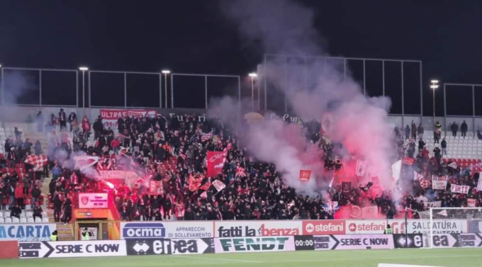 Fumogeni, petardi e bagni spaccati: multa salata per il Mantova dopo i danneggiamenti degli ultras a Vicenza