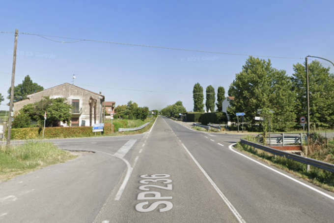 Schianto tra moto e auto all’incrocio: 15enne in ospedale con l’elisoccorso