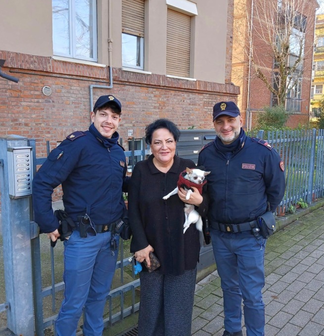 Smarrisce il cagnolino: la polizia lo riconsegna alla proprietaria dopo poche ore