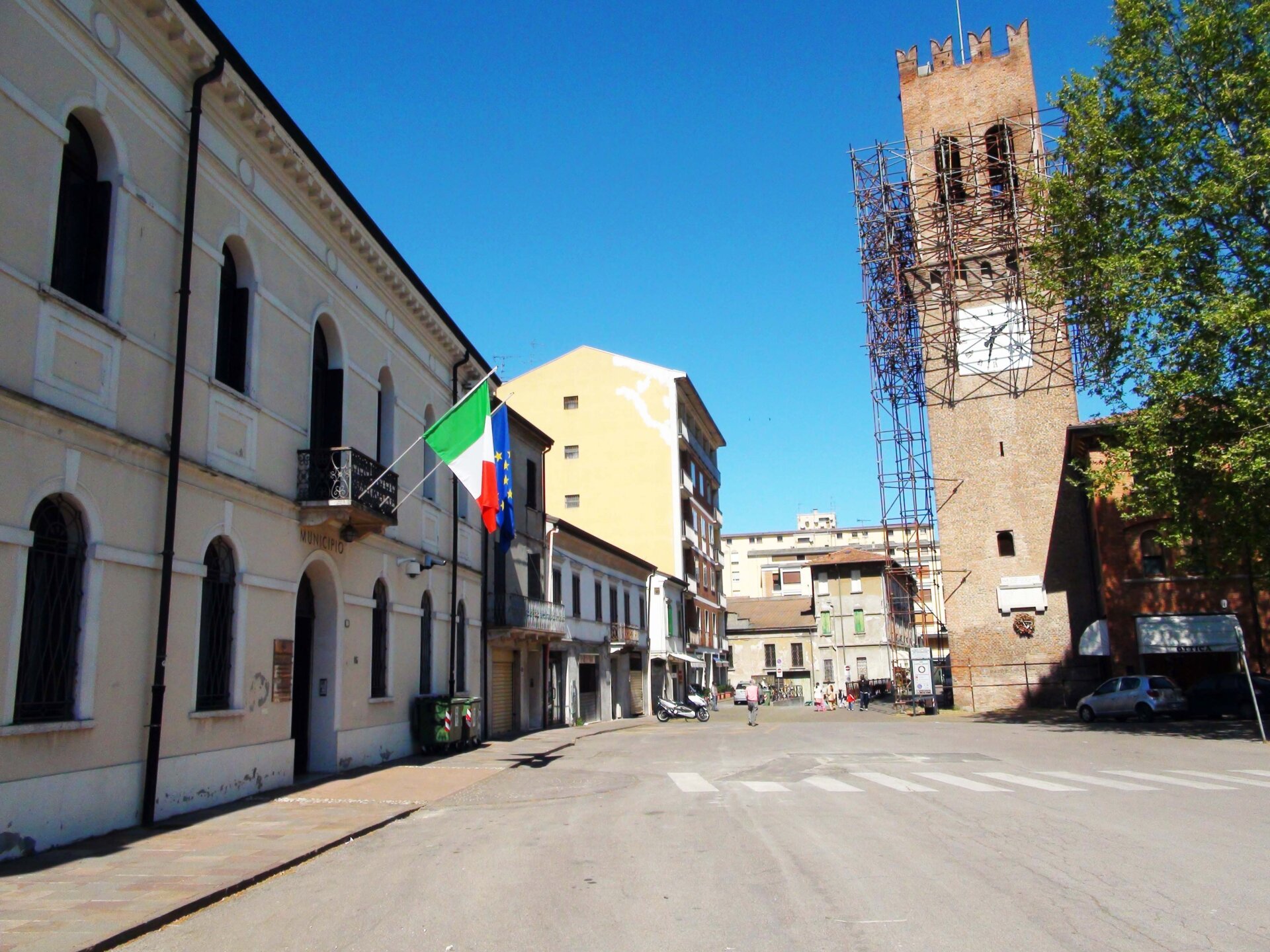 Uno scorcio del municipio e della torre civica di Suzzara (foto Wikipedia - Arianna Mari)