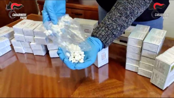 Traffico di ossicodone tra Italia e Stati Uniti: scattano otto arresti
