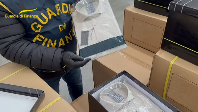 Sembra Made in Italy, ma non è: finanzieri di Mantova sequestrano 8mila camicie contraffatte