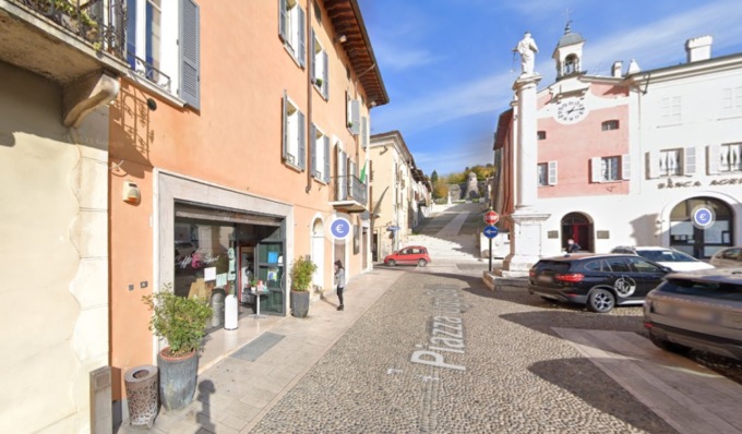 Stava aiutando i titolari del bar, poi la drammatica caduta nella bocca di lupo