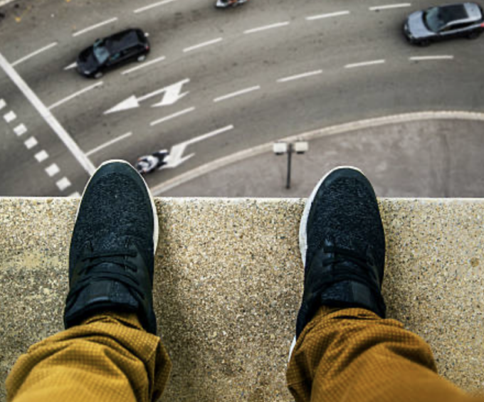 Tragedia nel Mantovano, 52enne si butta dal balcone di casa e muore