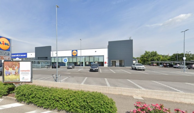 Cade nel garage del supermercato e batte la testa, 59enne in coma
