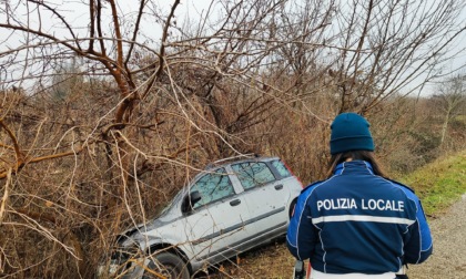 Fiat Panda finisce in un fosso dopo aver tamponato un'altra auto, ferito conducente 89enne