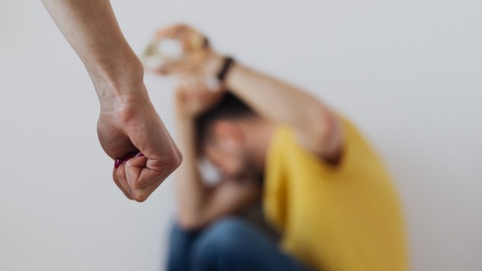 Lascia la compagna dopo due anni da incubo, ma lei si trasforma in una stalker e continua a prenderlo di mira