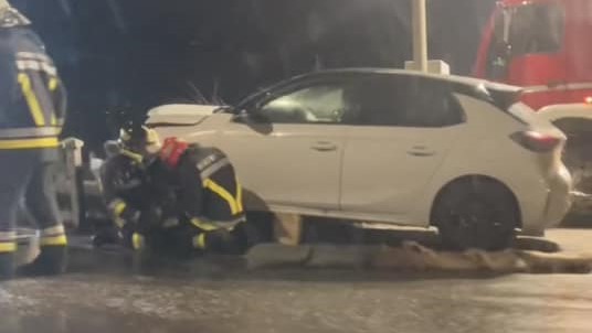 Auto si schianta contro un guard rail che la trapassa, sopravvissuti per miracolo quattro mantovani