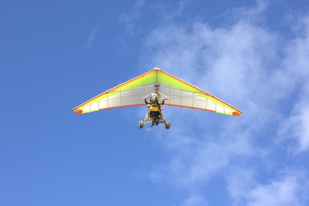 Deltaplano precipita durante un volo a Roverbella, gravissimo il pilota 67enne